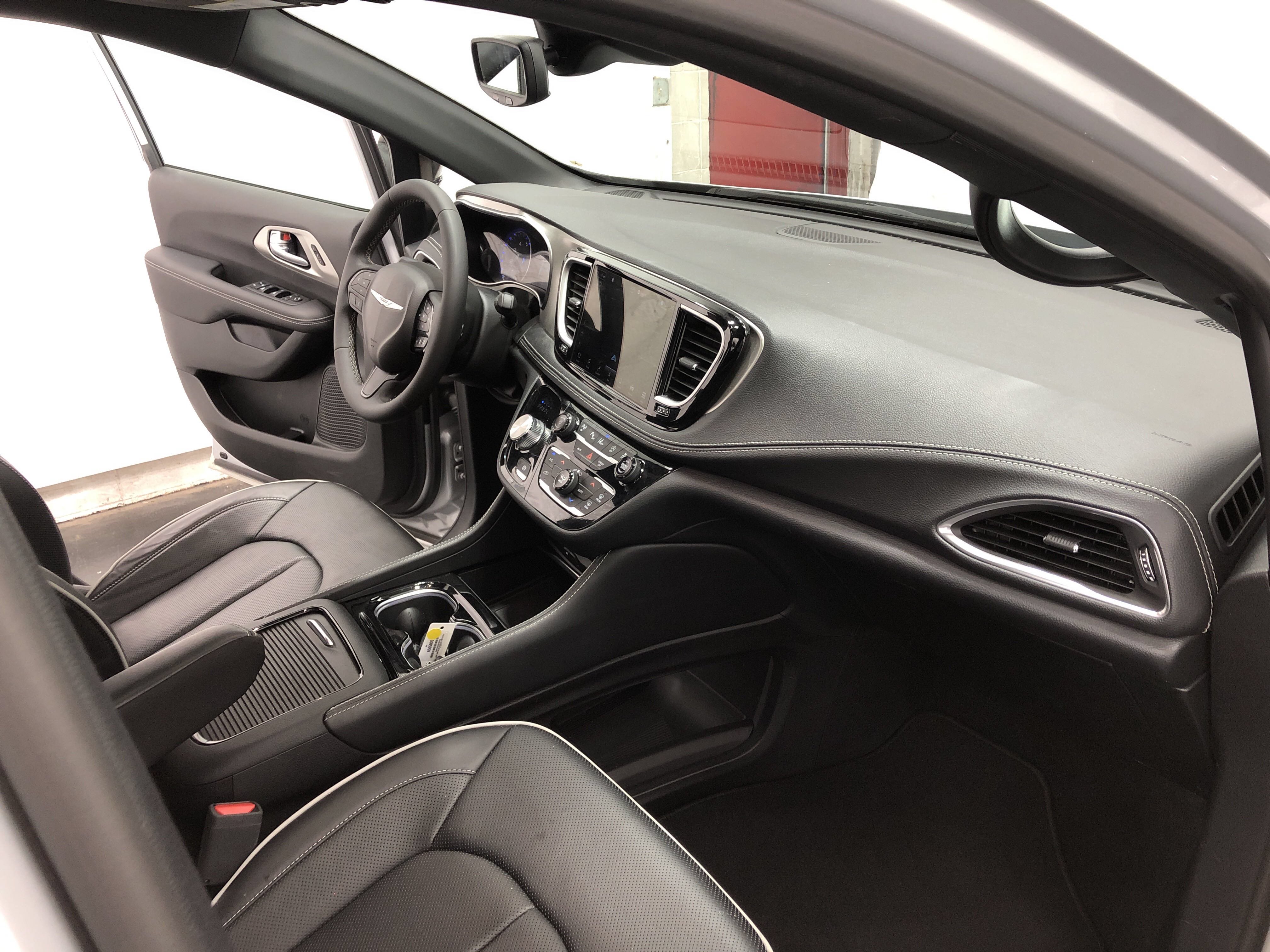 Used 2024 Chrysler Pacifica Limited w/ Uconnect Theater Family Group FWD image 12