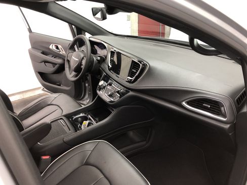 Used 2024 Chrysler Pacifica Limited w/ Uconnect Theater Family Group image 12