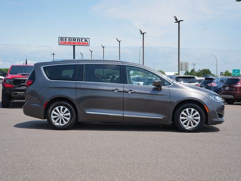 Used 2018 Chrysler Pacifica Touring-L Plus w/ Advanced Safetytec Group FWD image 2