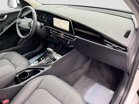 Certified 2024 Kia Niro EX image 28