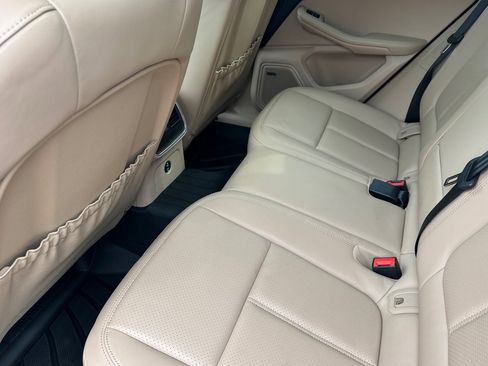 Used 2021 Porsche Macan Base image 13