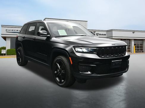 Used 2023 Jeep Grand Cherokee Altitude AWD/4WD image 7