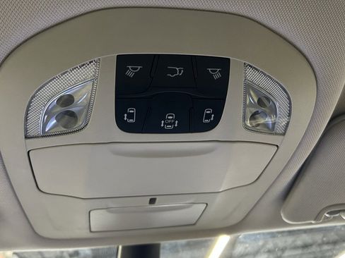 Used 2023 Chrysler Pacifica Touring-L image 38