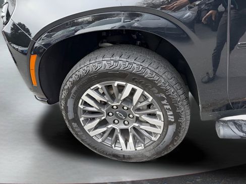 Used 2025 Chevrolet Suburban Z71 image 15