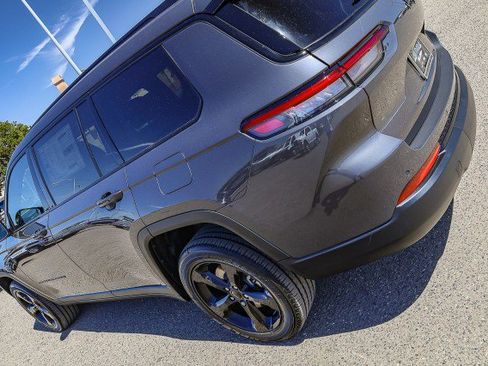 New 2025 Jeep Grand Cherokee L Laredo image 8