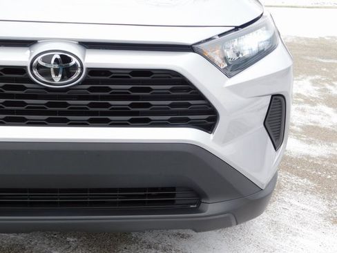 Used 2022 Toyota RAV4 LE image 9