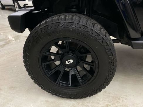 Used 2014 Jeep Wrangler Unlimited Sahara w/ Dual Top Group AWD/4WD image 18