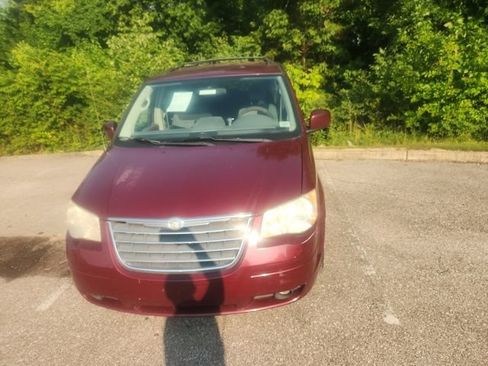 Used 2009 Chrysler Town & Country Touring FWD image 12
