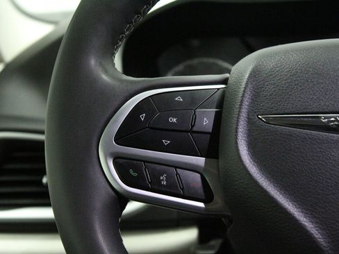 Used 2024 Chrysler Pacifica Touring-L FWD image 30