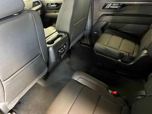 Used 2026 Chevrolet Suburban LT w/ Comfort Package RWD image 13