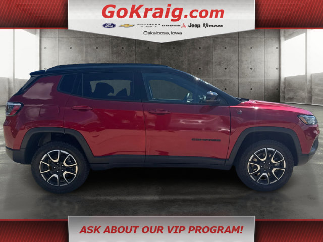 Used 2025 Jeep Compass Trailhawk w/ Trailer Tow Group AWD/4WD image 4