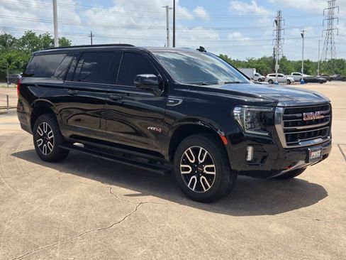 Used 2023 GMC Yukon XL AT4 w/ Technology Package AWD/4WD image 3