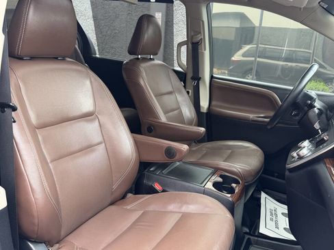 Used 2015 Toyota Sienna Limited Premium image 22