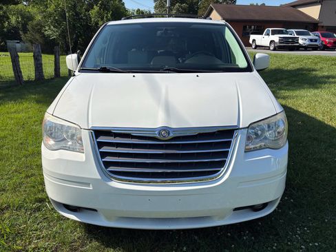 Used 2010 Chrysler Town & Country Touring Plus FWD image 6
