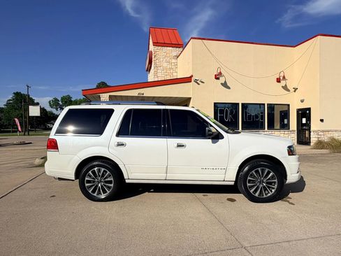 Used 2016 Lincoln Navigator Select AWD/4WD image 6