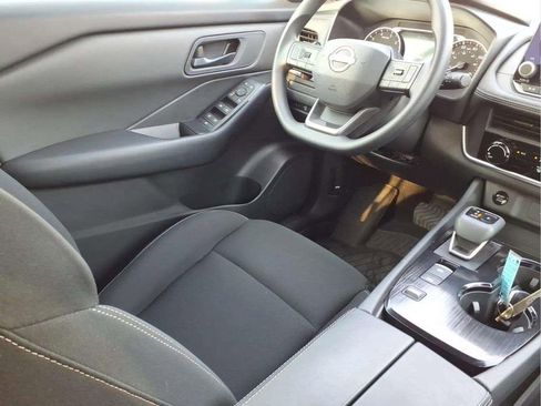 Used 2025 Nissan Rogue S FWD image 9
