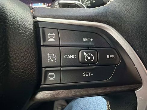 Used 2023 Jeep Grand Cherokee L Limited AWD/4WD image 27