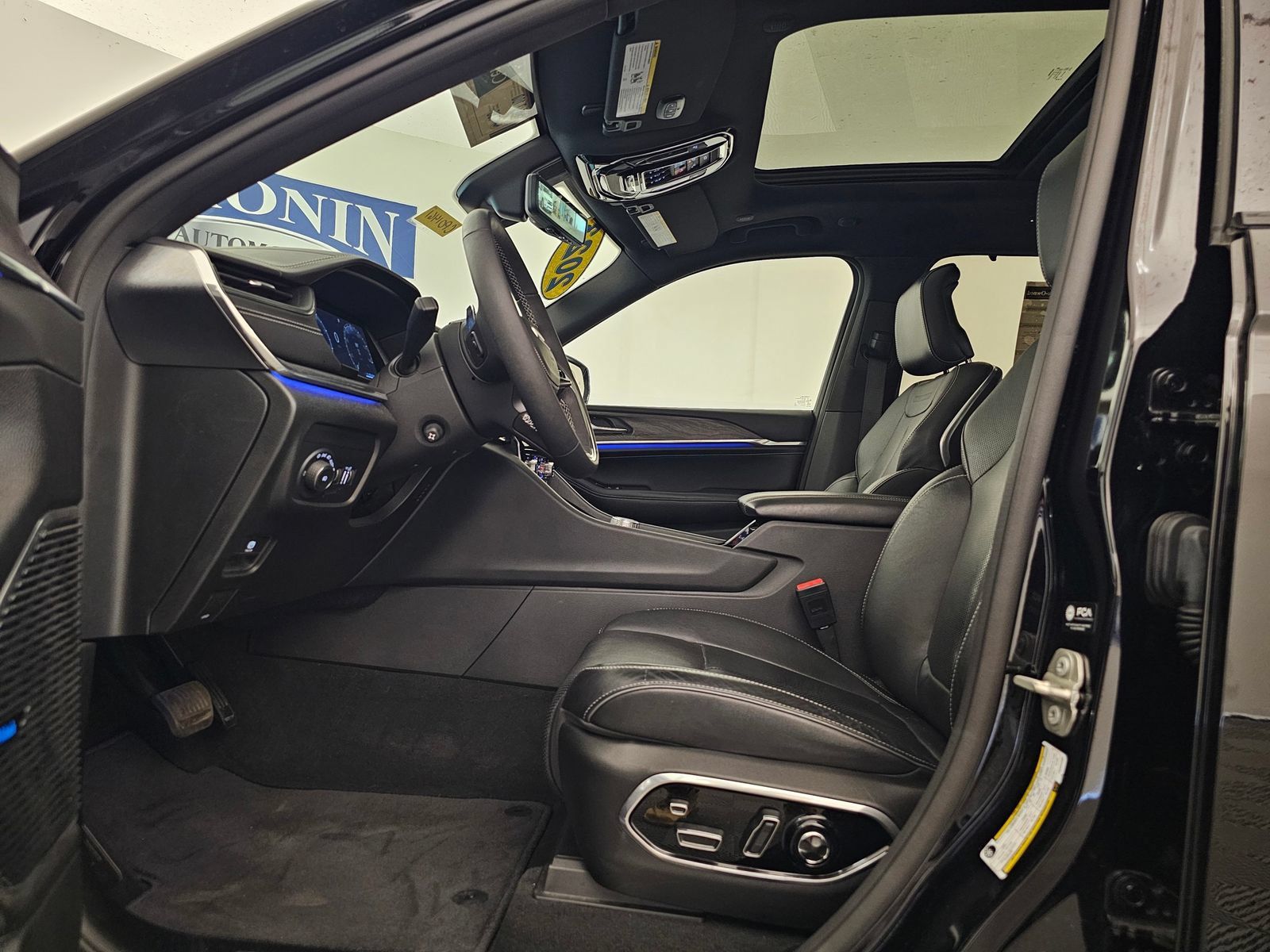 Used 2023 Jeep Grand Cherokee Overland w/ Luxury Tech Group IV AWD/4WD image 8