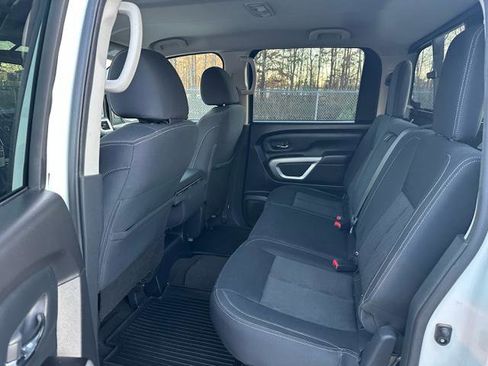 Used 2019 Nissan Titan SV image 19