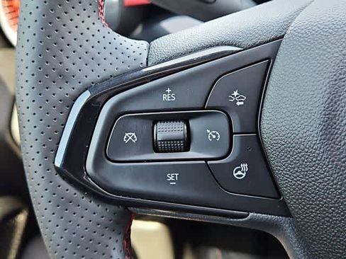 Used 2025 Chevrolet Trax RS w/ Sunroof Package image 23