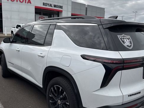 Used 2025 Chevrolet Traverse LT w/ Sun and Wheel Package image 4