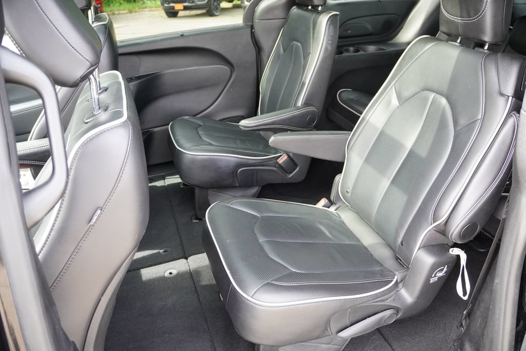 Used 2025 Chrysler Pacifica Limited FWD image 17