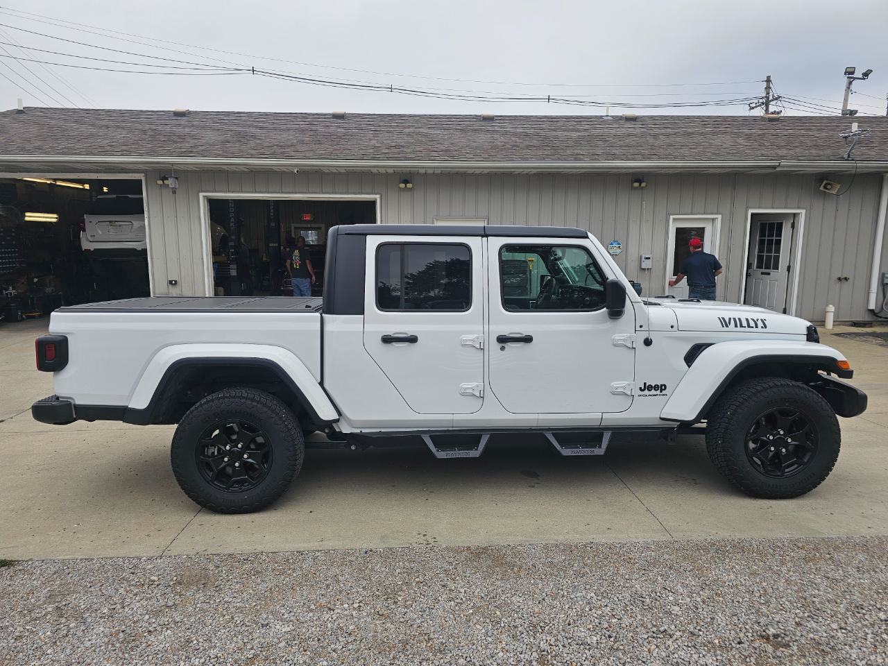 Used 2023 Jeep Gladiator Sport AWD/4WD image 2