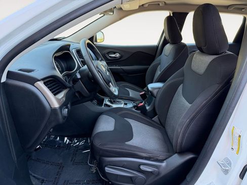 Used 2015 Jeep Cherokee Sport image 13