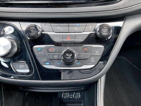 Used 2025 Chrysler Pacifica Limited FWD image 19