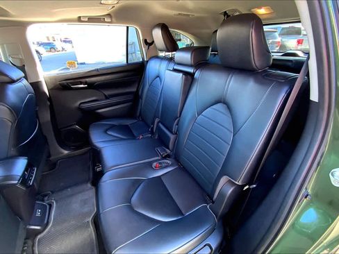 Used 2023 Toyota Highlander XLE FWD image 21