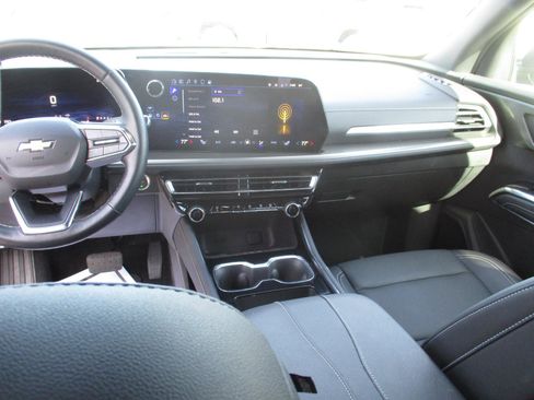 Used 2025 Chevrolet Traverse LT image 13