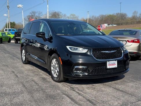 Used 2024 Chrysler Pacifica Touring-L FWD image 2