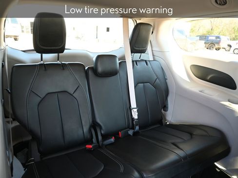 Used 2024 Chrysler Pacifica Touring-L image 25