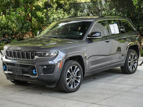 Used 2023 Jeep Grand Cherokee Overland w/ Advanced Protech Group III AWD/4WD image 3