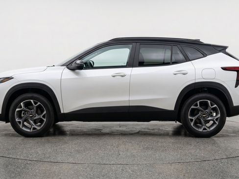 Used 2025 Chevrolet Trax LT FWD image 5