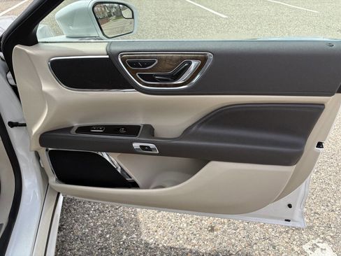 Used 2017 Lincoln Continental Premiere FWD image 34