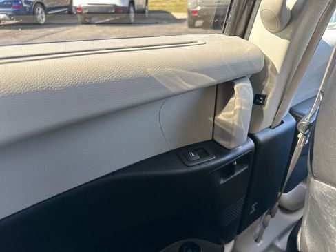 Used 2018 Chrysler Pacifica Touring-L image 31