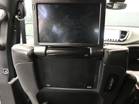 Used 2022 Chrysler Pacifica Limited w/ Uconnect Theater Family Group image 17