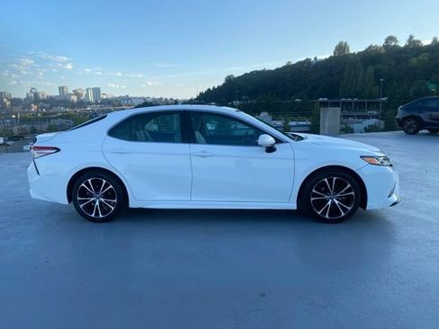 Used 2018 Toyota Camry SE w/ Moonroof Package FWD image 2