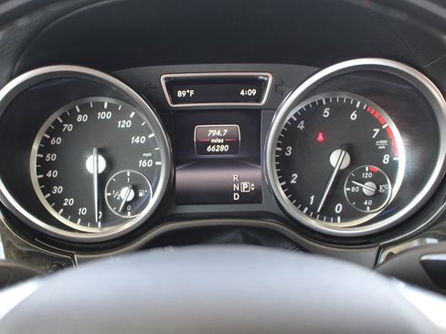 Used 2015 Mercedes-Benz GL 550 4MATIC image 27