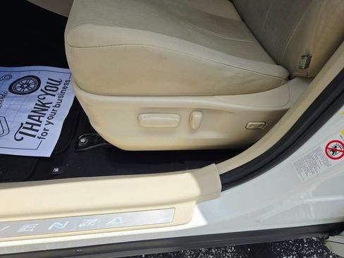 Used 2011 Toyota Venza FWD image 14