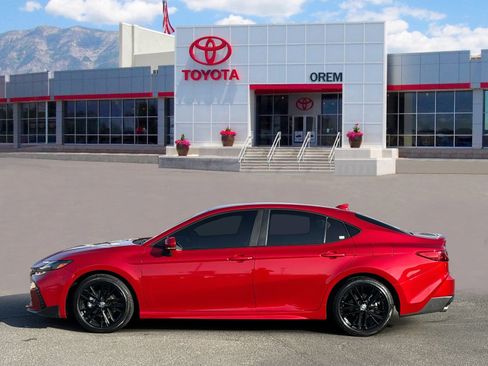 Used 2025 Toyota Camry SE image 6