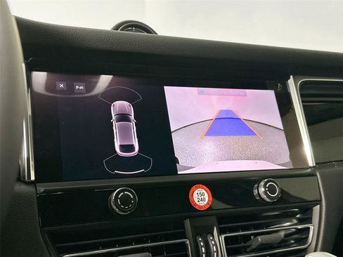 Certified 2026 Porsche Macan AWD/4WD image 23