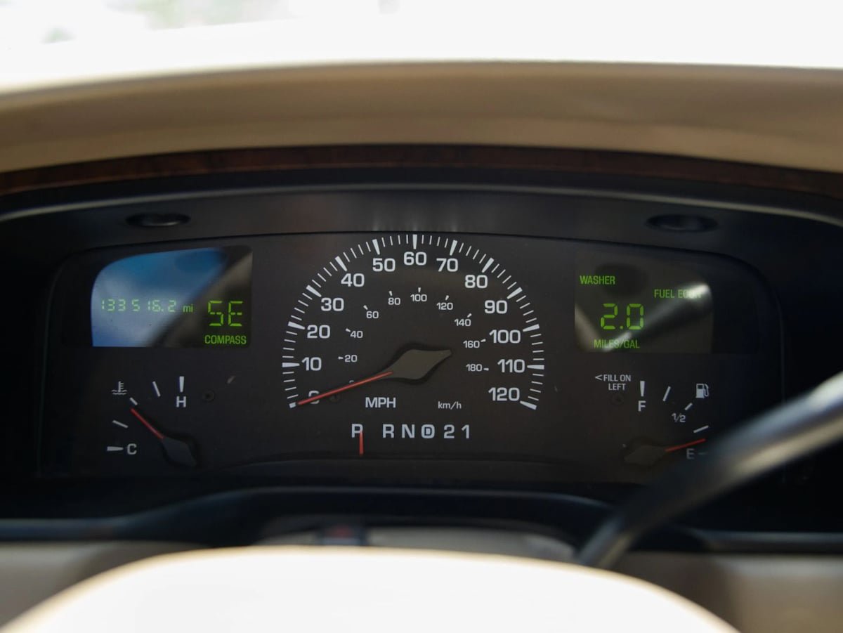 Used 2000 Lincoln Town Car Executive RWD image 33