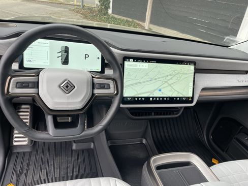 Used 2025 Rivian R1S Premium image 6