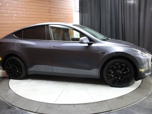 Used 2022 Tesla Model Y Long Range image 20