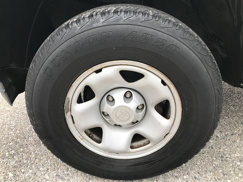 Used 2018 Toyota Tacoma SR image 10