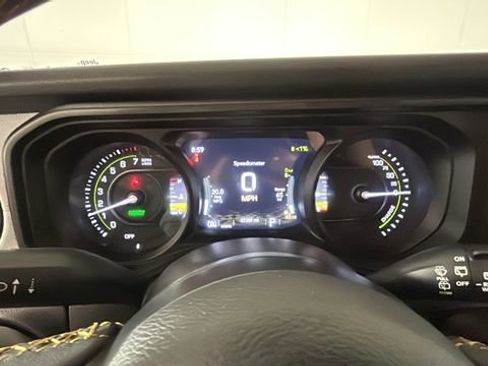 Used 2024 Jeep Wrangler Unlimited w/ Convenience Group AWD/4WD image 17