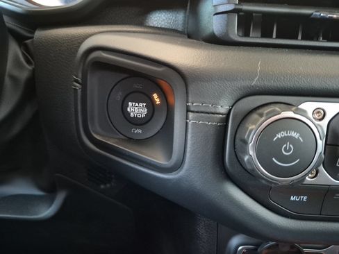 Used 2025 Jeep Gladiator Sport AWD/4WD image 18