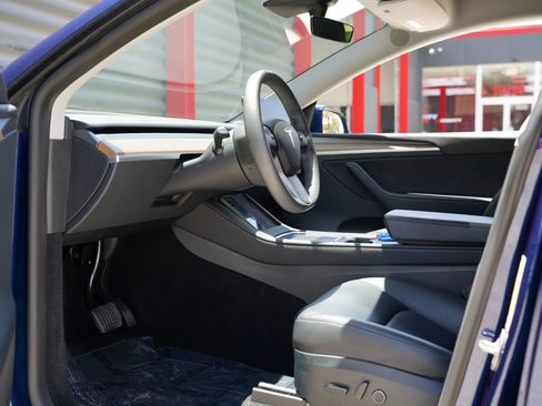 Used 2023 Tesla Model Y Long Range AWD/4WD image 12